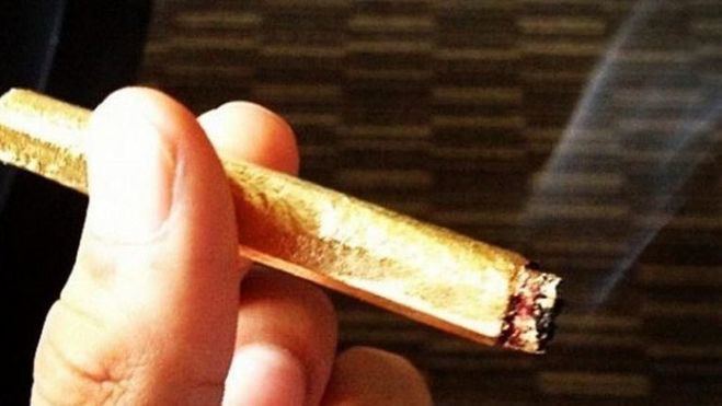 Venden por 11.000 dólares cigarrillo de marihuana envuelto en papel de oro