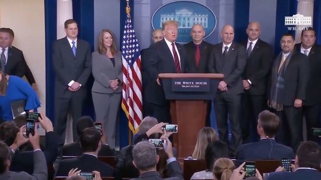 Trump pide apoyo a la nación para construir el muro con Méjico