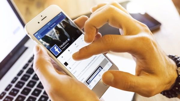 Un estudio indica que compararse con otros en Facebook empeora la salud