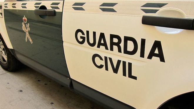 Un hombre mata a su madre de 75 años y se atrinchera en su casa