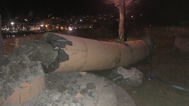 Derriban por la fuerza en Ondarroa el monumento al crucero Baleares
 