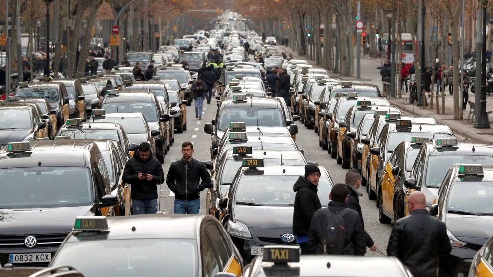 Huelga indefinida de taxistas en Barcelona y Madrid, a las puertas de Fitur