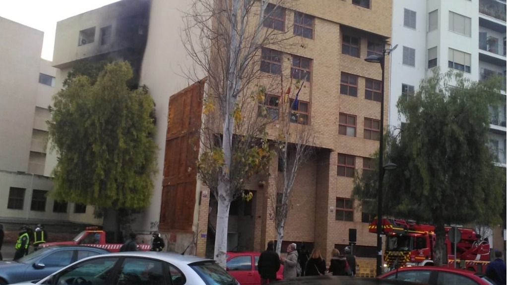 Un incendio calcina esta madrugada dos plantas del edificio de Juzgados de Ibiza
