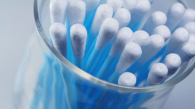 Casi la mitad de españoles usan bastoncillos para limpiar sus oídos