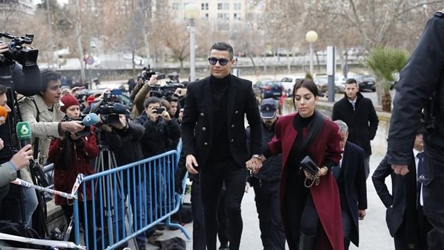 Cristiano Ronaldo, sonriente y firmando autógrafos a su llegada a la Audiencia