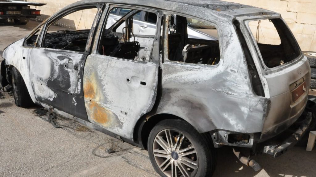 Una mujer quema el coche con su pareja dentro tras ser agredida