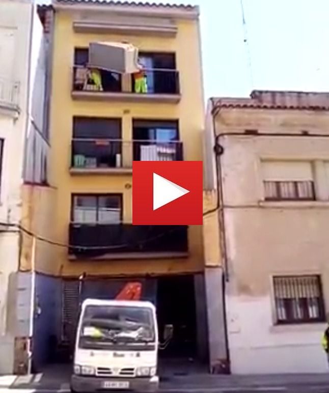 Vídeo viral “¿Por las escaleras? Que va, bajamos el sofá por el balcón”