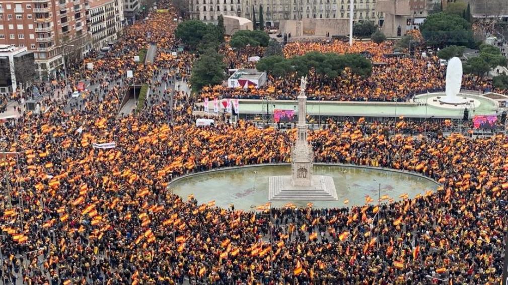 Miles de personas piden en Madrid la dimisión de Sánchez