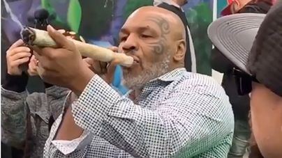 Mike Tyson se fuma un porro tamaño XXL por la legalización