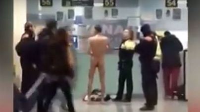 Pierde el avión dos veces, se desnuda y agrede a una azafata de Ryanair