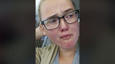 Multa a la joven que frenó un vuelo para evitar que deportasen a un refugiado