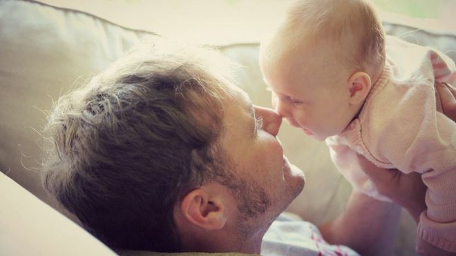 El Gobierno elevará el permiso de paternidad a 16 semanas por decreto ley