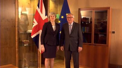 Juncker y May anuncian un pacto que "completa pero no reabre" el Brexit