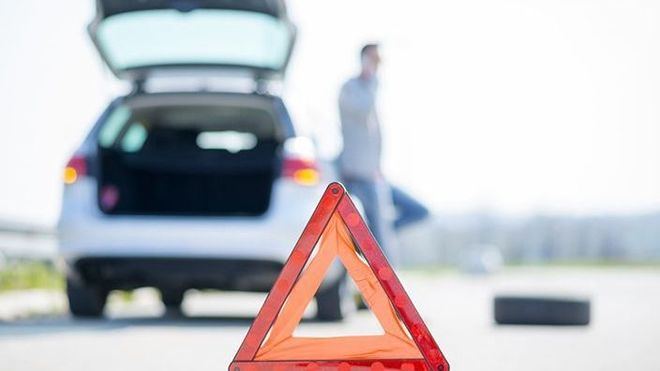 La DGT prevé que los coches lleven señales luminosas en vez de los triángulos