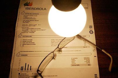 OCU denuncia que la luz ha subido un 32 por ciento en diez años