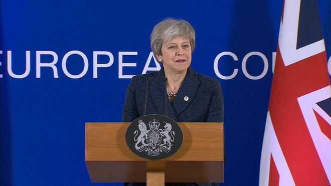 May vuelve al Reino Unido con el objetivo de convencer al Parlamento