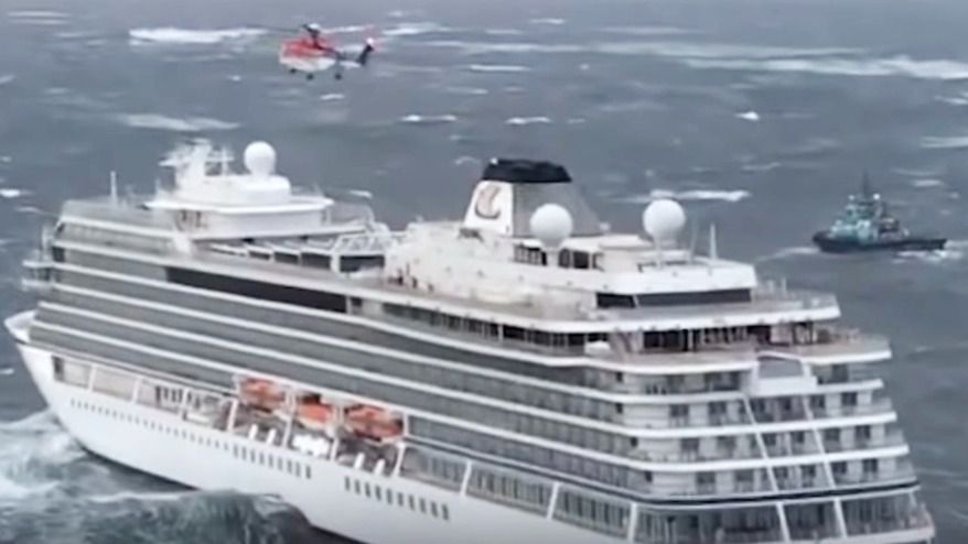 El crucero noruego averiado es remolcado tras evacuar a parte del pasaje