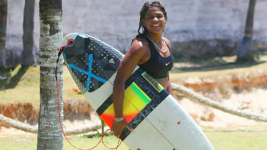 Un rayo mata a una campeona de surf brasileña mientras entrenaba