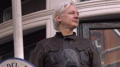 Julian Assange, detenido en la embajada de Ecuador en Londres por la policía británica