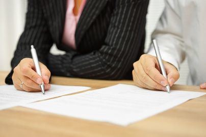 La mitad de los contratos indefinidos 'mueren' dos años después de su firma