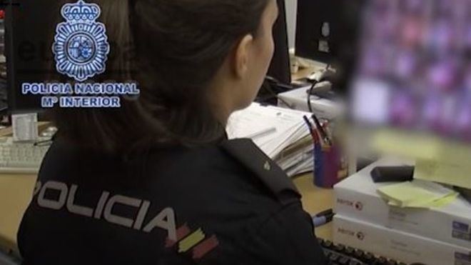 La policía identifica a más de cien menores que han colgado vídeos sexuales propios en la Red