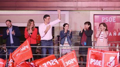 El PSOE gana y Sánchez emplaza a pactar respetando la Constitución