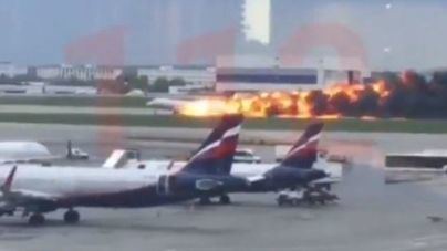 41 fallecidos al arder un avión cuando aterrizaba en un aeropuerto moscovita