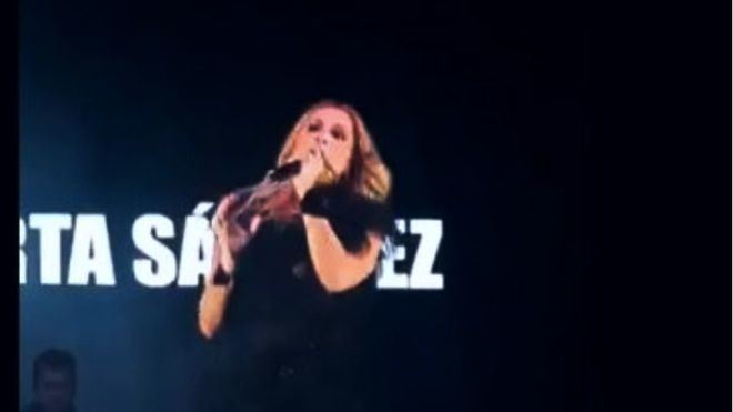 Una lluvia de huevos obliga a Marta Sánchez a suspender un concierto en Badalona