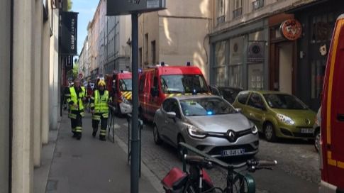 La explosión de un paquete bomba en plena calle en Lyon deja al menos 13 heridos