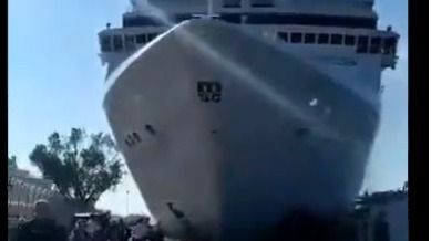Un crucero fuera de control colisiona contra un barco turístico en Venecia