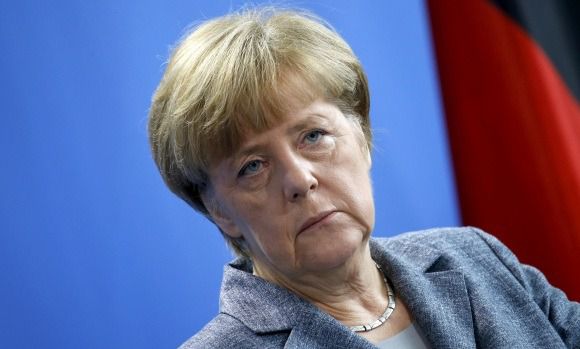 Merkel vuelve a sufrir temblores en un acto oficial
