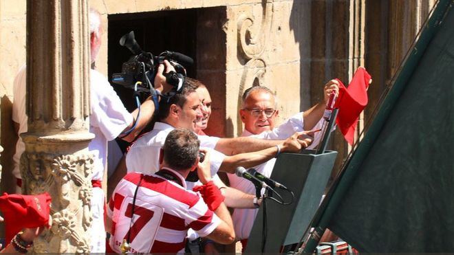 El tradicional 'chupinazo' abre paso a los Sanfermines