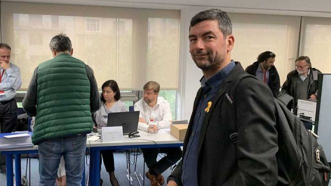 El presidente de la Cámara de Barcelona se niega a responder preguntas en castellano