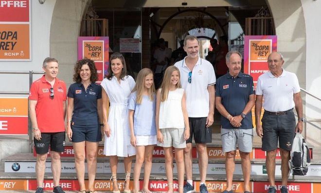 Los Reyes y sus hijas hacen su primera aparición en el Real Club Náutico de Palma