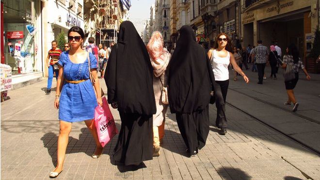 Países Bajos prohíbe el burka en espacios públicos