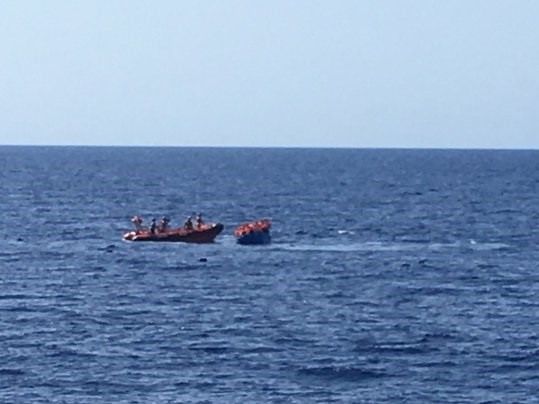 El Open Arms rescata a 55 personas de una patera que se hundía en el Mediterráneo