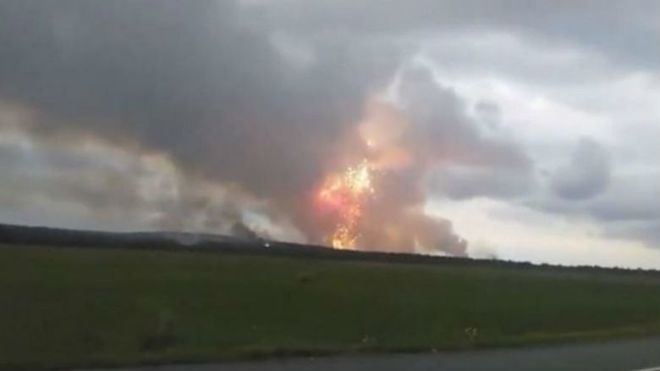 Foto del incendio en el arsenal de armas militares de Rusia