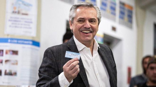 El opositor ganador de las elecciones primarias de Argentina tacha a Bolsonaro de 'racista, misógino y violento'