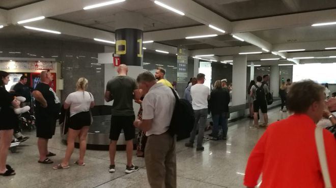 TUI dice que la incertidumbre del 'Brexit' y la sobrecapacidad aérea de España daña sus reservas