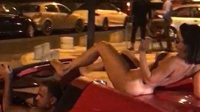 Imputan un delito penal al conductor que paseó sobre su Ferrari a una mujer desnuda en Ibiza