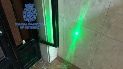 Detenido un menor por deslumbrar con un láser a tres aviones que iban a aterrizar