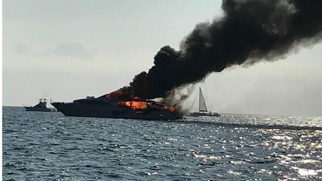 Rescatadas quince personas del yate ardiendo frente a Es Trenc