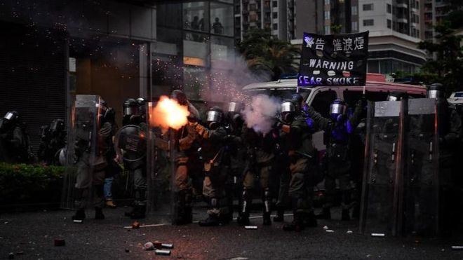 La Policía de Hong Kong detiene a 36 personas, entre ellas un niño de 12 años
