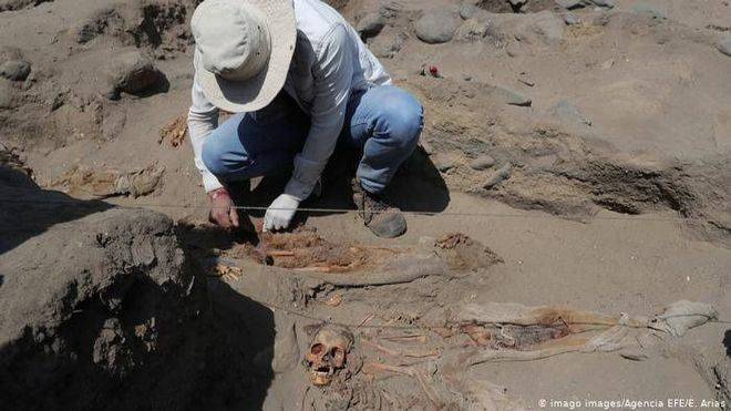 Encuentran los restos de 227 niños sacrificados en rituales en Perú