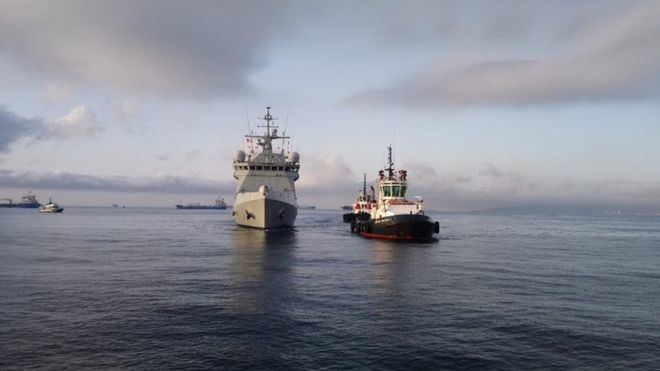El buque 'Audaz' llega al puerto de Cádiz con los 15 migrantes