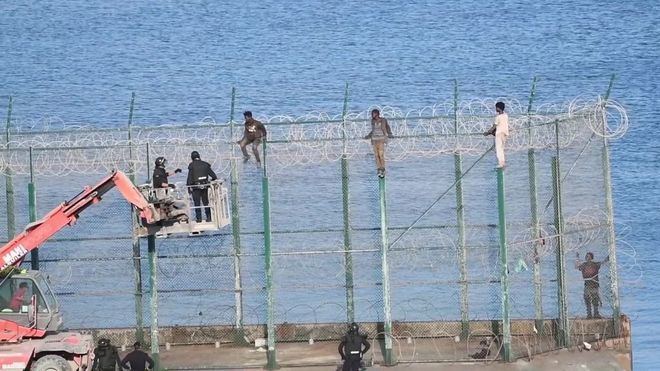 153 migrantes saltan la doble valla de Ceuta