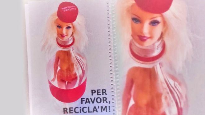 Una barbie desnuda dentro de una botella para niños de 12 años