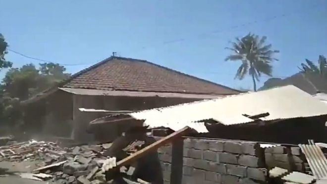 Un fuerte terremoto en Indonesia causa 23 muertos y más de 100 heridos