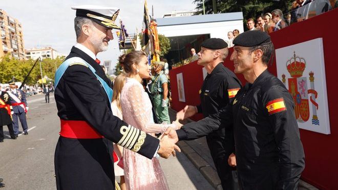 El paracaidista que ha chocado contra una farola recibe el calor de la Familia Real