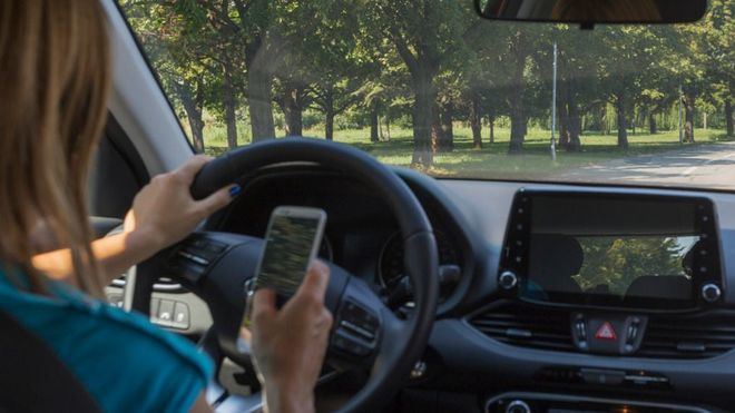 El uso del móvil al volante se debe a un problema de adicción, no de concienciación